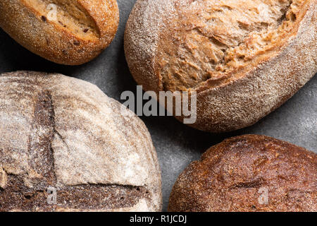 Image complète de maison du pain sur table gris Banque D'Images