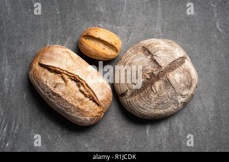 Vue de dessus de loafs de ciabatta sur table gris Banque D'Images