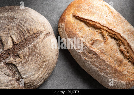 Vue de dessus de loafs de pain sur table gris Banque D'Images