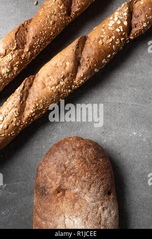 Vue de dessus de la baguette et miche de pain sur la surface gris Banque D'Images