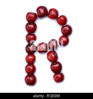 Lettre R faite avec cerises pour former une lettre de l'alphabet. Berry lettres sur un fond blanc. Banque D'Images