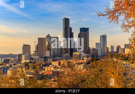 Le centre-ville de Seattle au coucher du soleil à l'automne avec le feuillage jaune à l'avant-plan vue depuis le Dr Jose Rizal Park Banque D'Images