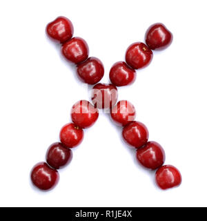 Lettre X faite avec cerises pour former une lettre de l'alphabet. Berry lettres sur un fond blanc. Banque D'Images