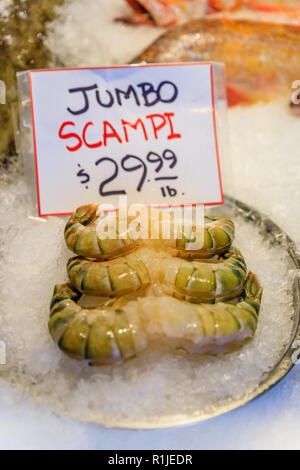 Langoustines Crevettes géantes de matières premières à la vente à un comptoir de poissons au marché de Pike Place à Seattle Banque D'Images