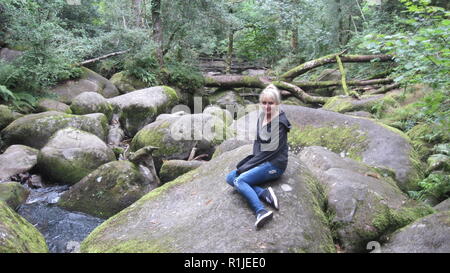 Baby boomer Blonde modèle féminin à Becky Falls, Dartmoor, dans le Devon, Angleterre Banque D'Images