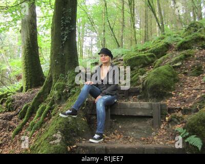 Femme mature Blonde modèle baby boomer à Becky Falls, Dartmoor, dans le Devon, Angleterre Banque D'Images