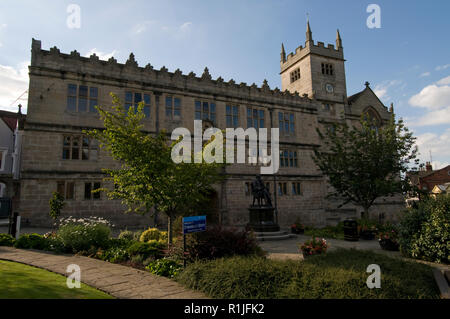 Les portes du château de Shrewsbury, Shropshire Bibliothèque, la Grande-Bretagne. Sir Philip Sidney, juge Jeffreys et Charles Darwin ont fait leurs études ici quand c'était un s Banque D'Images