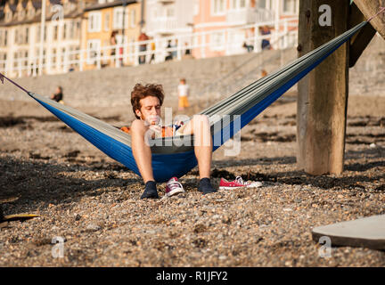 UK : Météo Aberystwyth, Ceredigion, pays de Galles de l'Ouest jeudi 12 mai 2016. La fin d'une belle journée avec tempretures dergees atteignant 23. Étudiants et loc Banque D'Images