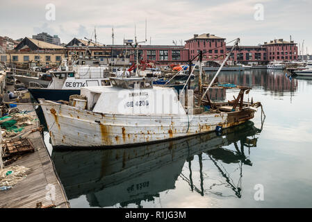 Gênes, Italie - 28 octobre 2017 : les bateaux de pêche amarrés dans le port de Gênes (Genova), Ligurie, côte méditerranéenne, l'Italie par temps nuageux. Banque D'Images