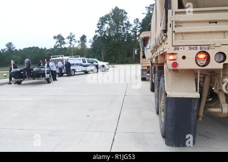 Les équipes d'intervention contre les inondations et la Garde nationale du Texas travaillent ensemble pour préparer les véhicules de sauvetage à l'eau dans la région de Huntsville, Texas, le 18 octobre 2018. Gardes du Texas ont travaillé avec les premiers intervenants d'urgence pour aider les Texans dans le besoin au cours de graves inondations. Banque D'Images