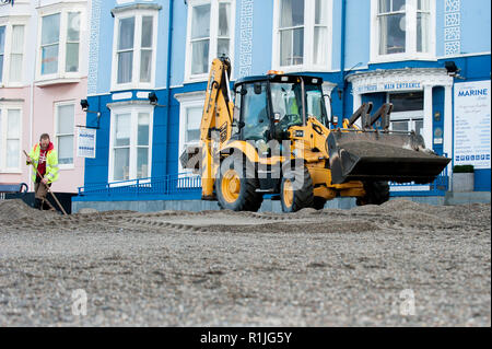 Nettoyage à Aberystwyth, Ceredigion après une grande tempête. Banque D'Images