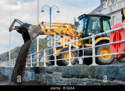 Nettoyage à Aberystwyth, Ceredigion après une grande tempête. Banque D'Images