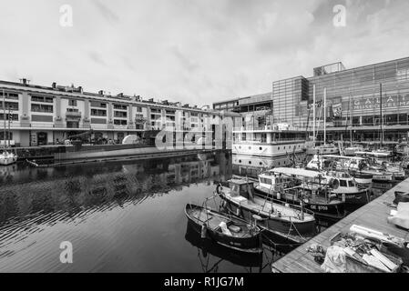 Gênes, Italie - 28 octobre 2017 : sous-marin et des bateaux de pêche amarrés dans le vieux port de Gênes (Genova), Ligurie, Italie, côte méditerranéenne. Le Galata Banque D'Images