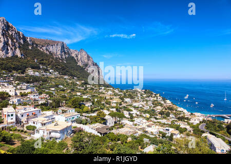 Vue sur la mer, la ville de Capri, le Vésuve, depuis les hauteurs du Mont Solaro, Anacapri, l'île de Capri, Naples, Italie Banque D'Images