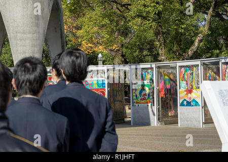 Hiroshima, Japon. 12-9-2015. Les élèves entourent le Monument de la paix pour enfants Banque D'Images