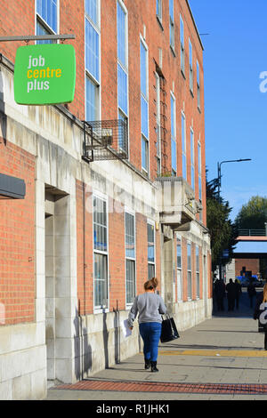 Les personnes qui entrent et quittent le centre d'emploi yorkshire leeds united kingdom Banque D'Images