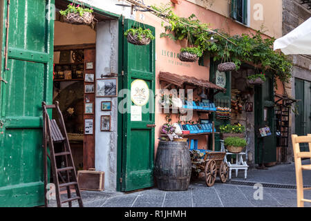 Vue d'une épicerie traditionnelle dans la ville de Ischia Banque D'Images