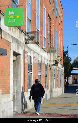 Les personnes qui entrent et quittent le centre d'emploi yorkshire leeds united kingdom Banque D'Images