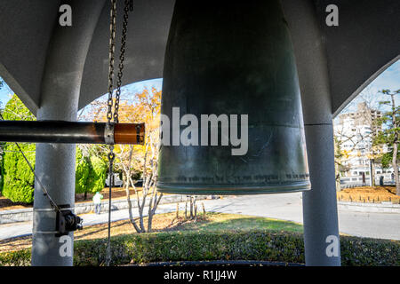 Hiroshima, Japon. 12-9-2015. La cloche de la paix au parc de la paix à Hiroshima Banque D'Images