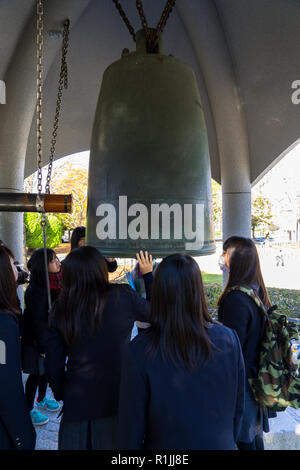 Hiroshima, Japon. 12-9-2015. Les filles à l'école la cloche de la paix Banque D'Images