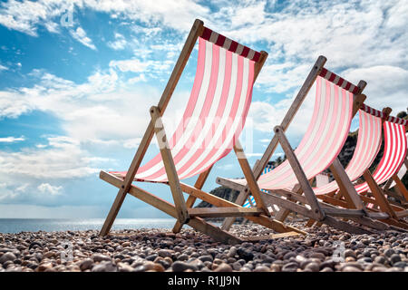 Transats sur la plage au bord de la mer, sur les vacances d'été Banque D'Images