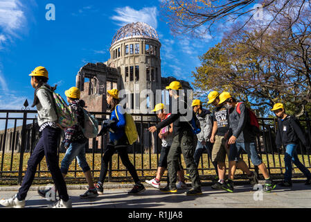 Hiroshima, Japon. 12-9-2015. Les enfants de l'école à pied depuis le dôme de la bombe atomique à Hiroshima Banque D'Images