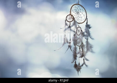 Dreamcatcher sur fond bleu avec copie espace Banque D'Images