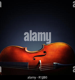 Violoncelle sur fond noir avec l'exemplaire de l'espace pour la musique classique ou l'album cd cover Banque D'Images