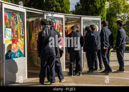 Hiroshima, Japon. 12-9-2015. Les élèves visitent le mémorial de la bombe atomique pour enfants Banque D'Images