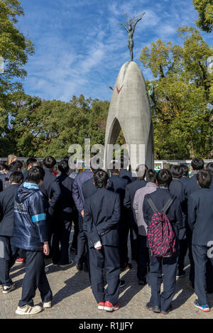 Hiroshima, Japon. 12-9-2015. Les élèves entourent le Monument de la paix pour enfants Banque D'Images