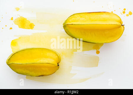 Vue de dessus de carambolas sur surface blanche avec aquarelle jaune Banque D'Images