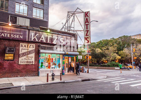 Katz's Deli, Traiteur un diner dans le Lower East Side, Manhattan, New York, N.Y, États-Unis d'Amérique. U.S.A Banque D'Images