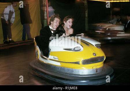 Photo : John Angerson jeune couple à 1989 Commémoration ball est un bal officiel tenu au Christ Church college de l'Université d'Oxford. Banque D'Images