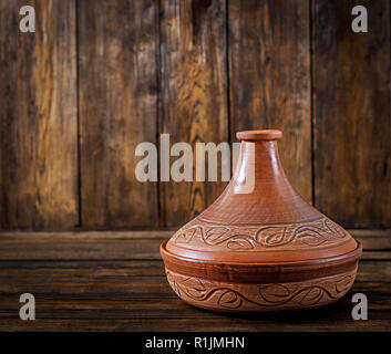 Tajine marocain (récipient pour la cuisson) sur une table en bois. Copy space Banque D'Images