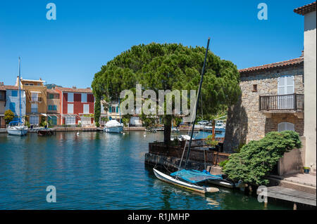 Port Griamud ville lagune, Var, Provence-Alpes-Côte d'Azur, France, Europe Banque D'Images