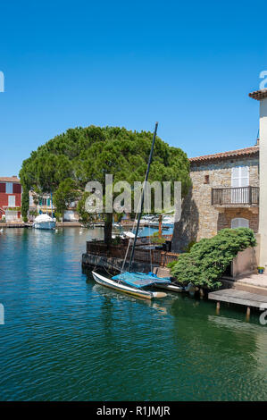 Port Griamud ville lagune, Var, Provence-Alpes-Côte d'Azur, France, Europe Banque D'Images