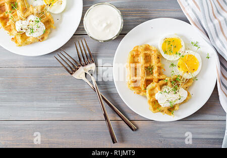 Petit-déjeuner ou une collation saine. Gaufres de pommes de terre et œuf dur sur table en bois gris. Vue d'en haut. Mise à plat Banque D'Images