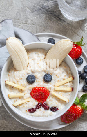 Lapin de Pâques , petit déjeuner porridge pour enfants art alimentaire Banque D'Images