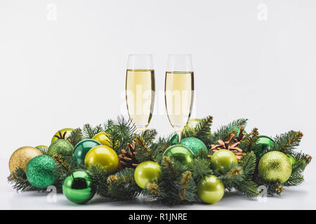 Vue rapprochée du verre de champagne et festive couronne de Noël sur fond blanc Banque D'Images