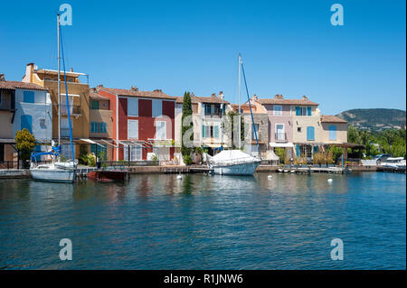 Port Griamud ville lagune, Var, Provence-Alpes-Côte d'Azur, France, Europe Banque D'Images