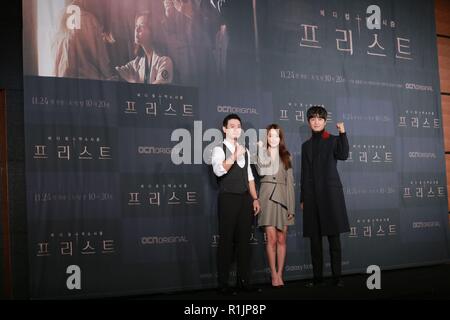 Séoul, Corée. 12Th Nov, 2018. Woo-jin Yeon, Yu-mi Jeong, Park Yong-woo assister à la conférence de la production de prêtre à Séoul, Corée, le 12 novembre 2018.(La Chine et la Corée à l'homme) Credit : TopPhoto/Alamy Live News Banque D'Images