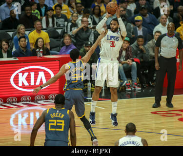 Los Angeles, CA, USA. 12Th Nov, 2018. LA Clippers avant Mike Scott # 30 tir pendant les Golden State Warriors vs Los Angeles Clippers au Staples Center le 12 novembre 2018. (Photo par Jevone Moore) Credit : csm/Alamy Live News Banque D'Images