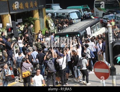 (181113) -- HONG KONG, le 13 novembre 2018 (Xinhua) -- le corbillard transportant le cercueil de Jin Yong quitte la maison funéraire de Hong Kong à Hong Kong, Chine du sud, le 13 novembre 2018. Jin Yong, dont le vrai nom est Zha Liangyong (également connu sous le nom de Louis Cha), est universellement considéré comme le plus influent d'arts martiaux et de Wuxia (chevalerie) romancier du 20ème siècle. Il est mort 94 ans le 30 octobre. Ses funérailles ont eu lieu le 12 novembre à Hong Kong le salon funéraire. (Xinhua/Wu Xiaochu) (2004) Banque D'Images