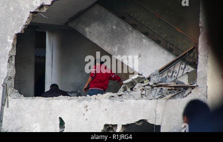 Gaza, la Palestine. 13Th Nov, 2018. Un enfant debout dans les décombres d'un bâtiment qui a été bombardée par les avions de l'occupation sioniste pendant les raids dans la bande de Gaza. Credit : Ahmad Hasaballah SOPA/Images/ZUMA/Alamy Fil Live News Banque D'Images