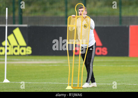 13 novembre 2018, Saxe, Leipzig : Soccer : l'Allemagne, l'équipe nationale de formation avant le match international contre la Russie (15.11.) dans la Red Bull Academy Leipzig. Dvd Timo Werner s'étend pendant un exercice et détient sur un mannequin de formation partie. Photo : Jan Woitas/dpa-Zentralbild/dpa Banque D'Images
