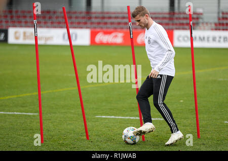 13 novembre 2018, Saxe, Leipzig : Soccer : l'Allemagne, l'équipe nationale de formation avant le match international contre la Russie (15.11.) dans la Red Bull Academy Leipzig. Dvd Timo Werner joue autour de quatre bars avec la balle sur son pied. Photo : Jan Woitas/dpa-Zentralbild/dpa Banque D'Images