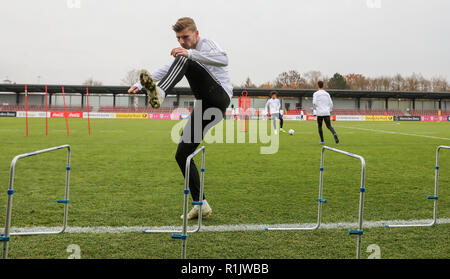 13 novembre 2018, Saxe, Leipzig : Soccer : l'Allemagne, l'équipe nationale de formation avant le match international contre la Russie (15.11.) dans la Red Bull Academy Leipzig. Dvd Timo Werner se réchauffe avec un exercice à l'obstacles. Photo : Jan Woitas/dpa-Zentralbild/dpa Banque D'Images