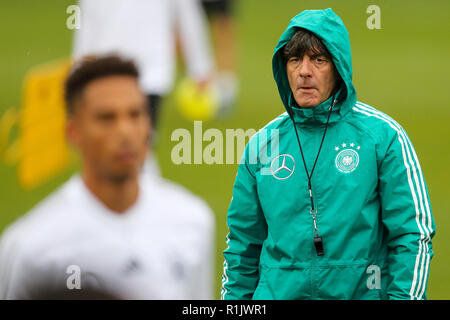 13 novembre 2018, Saxe, Leipzig : Soccer : l'Allemagne, l'équipe nationale de formation avant le match international contre la Russie (15.11.) dans la Red Bull Academy Leipzig. L'entraîneur national Joachim Löw franchit le cap de la pluie pendant la séance de formation. Photo : Jan Woitas/dpa-Zentralbild/dpa Banque D'Images