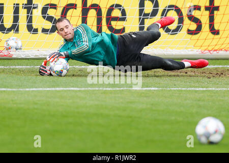 13 novembre 2018, Saxe, Leipzig : Soccer : l'Allemagne, l'équipe nationale de formation avant le match international contre la Russie (15.11.) dans la Red Bull Academy Leipzig. Gardien de but Manuel Neuer attrape une balle. Photo : Jan Woitas/dpa-Zentralbild/dpa Banque D'Images