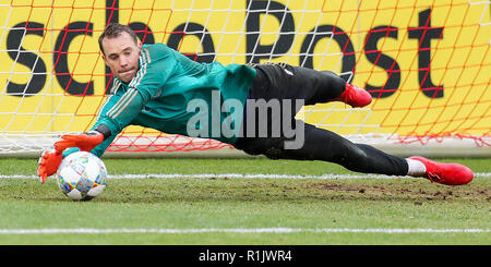 13 novembre 2018, Saxe, Leipzig : Soccer : l'Allemagne, l'équipe nationale de formation avant le match international contre la Russie (15.11.) dans la Red Bull Academy Leipzig. Gardien de but Manuel Neuer attrape une balle. Photo : Jan Woitas/dpa-Zentralbild/dpa Banque D'Images